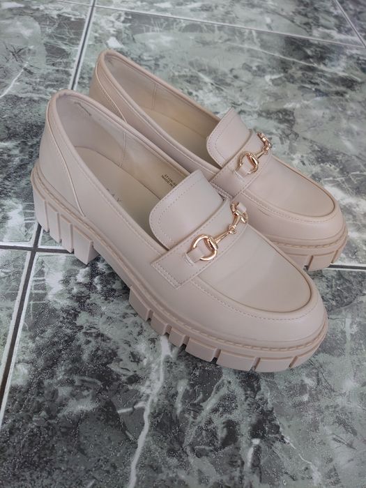Beżowe półbuty loafersy na wysokiej podeszwie
