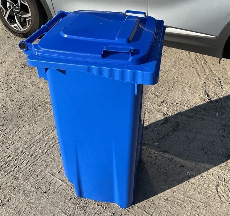 Сміттєвий бак з кришкою на колесиках