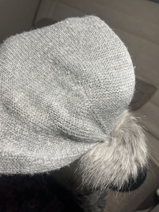 Szara czapka z pomponem