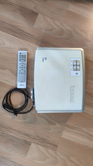 Projektor  Benq z rozwijanym  ekranem na statywie