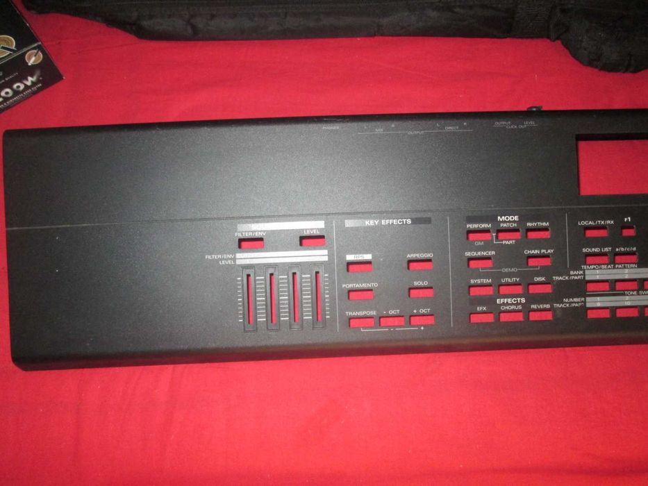 Exterior metálico de Roland XP80