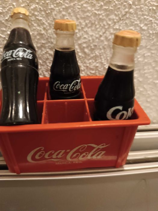 caixa  miniatura com 3 garrafas