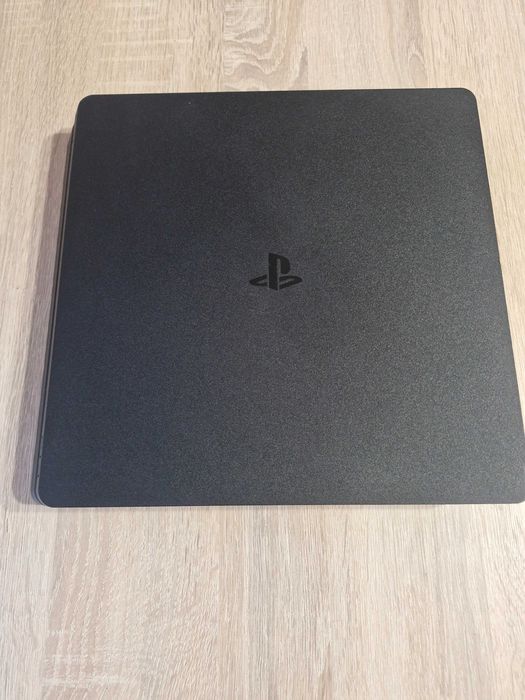 PS4 Pro 1Tb plus 2 gry