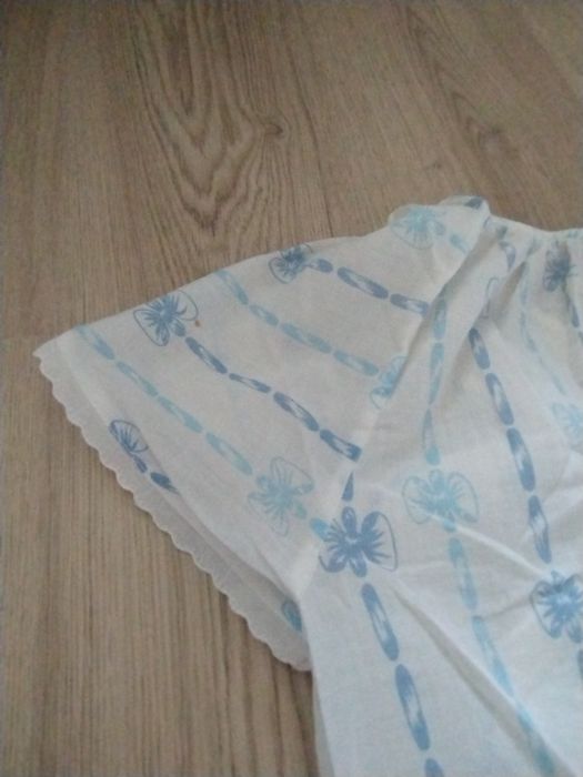 Damska koszula nocna z krótkim rękawem.