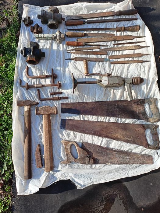 Напільники, пили, ручна дрель, молоток, пробковий кран