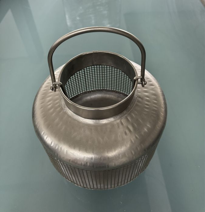 Peca de arte decorativa em metal que funciona como queima velas!