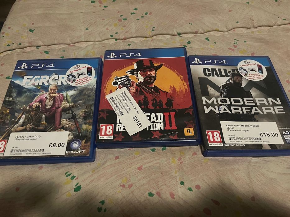 PlayStation 4 2 controles 3 jogos . 150 €