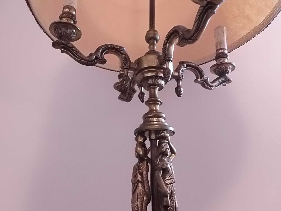 Candeeiro de pé alto