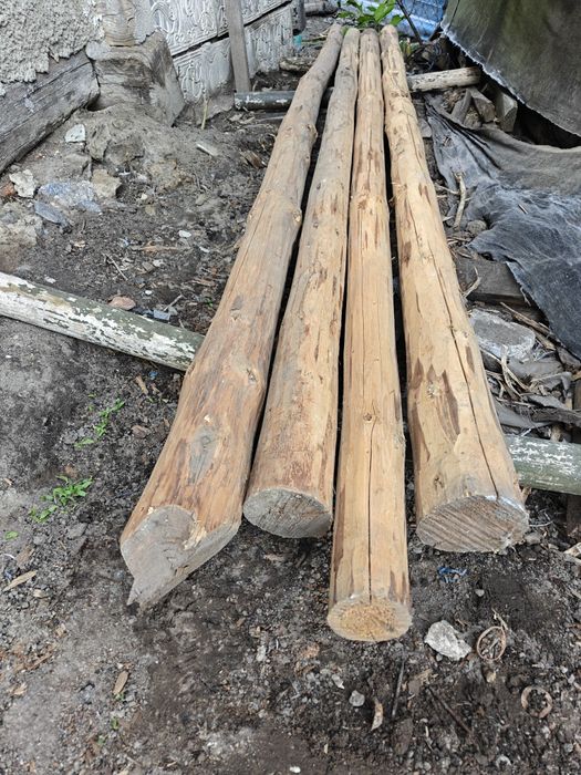 Продам стовпчики 3м  дерев'яні сухі
