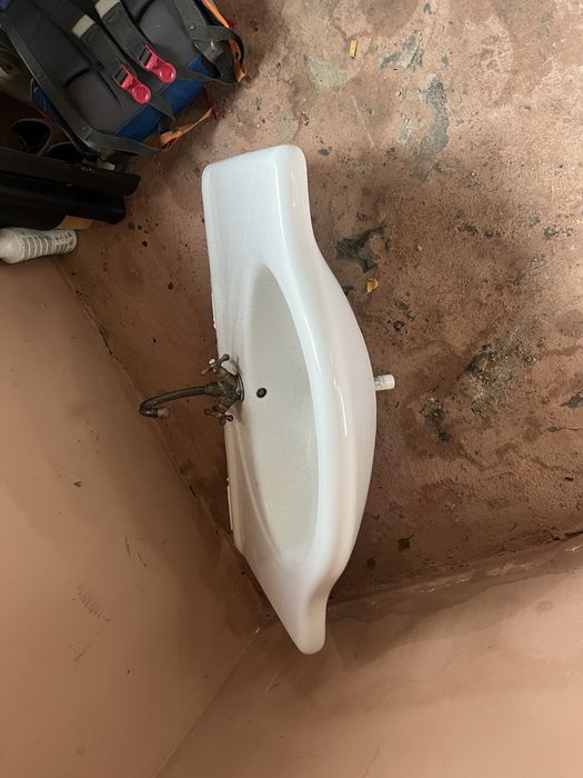 Zlew łazienkowy z kranem