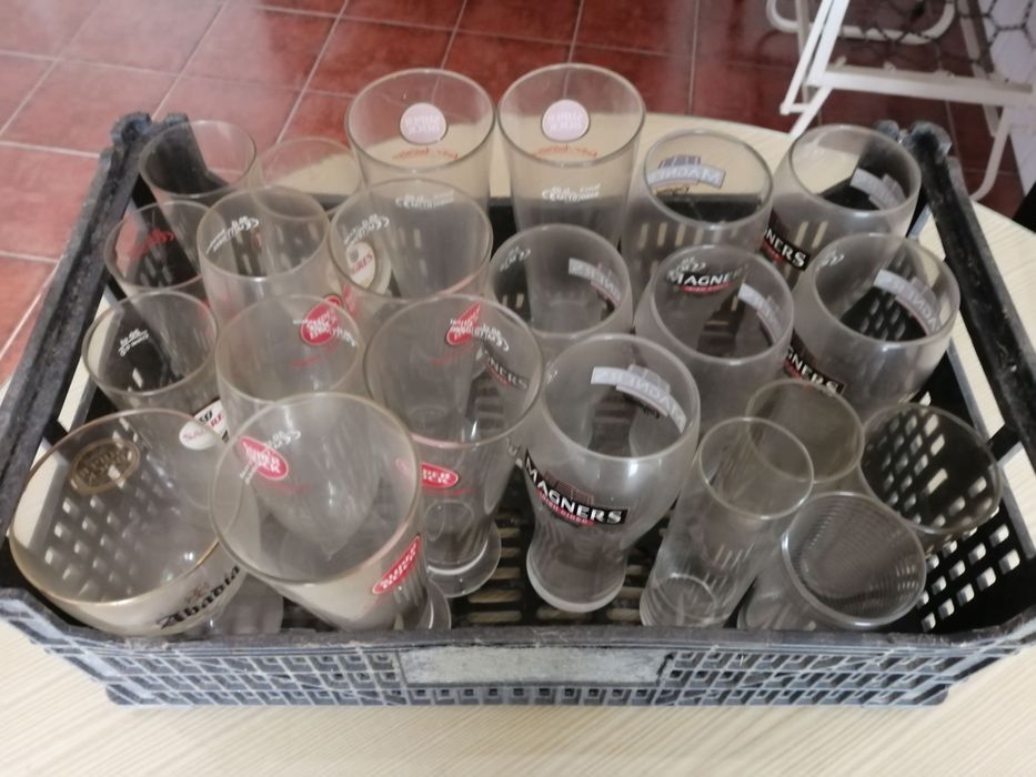 caixote com 22 copos de cerveja grandes