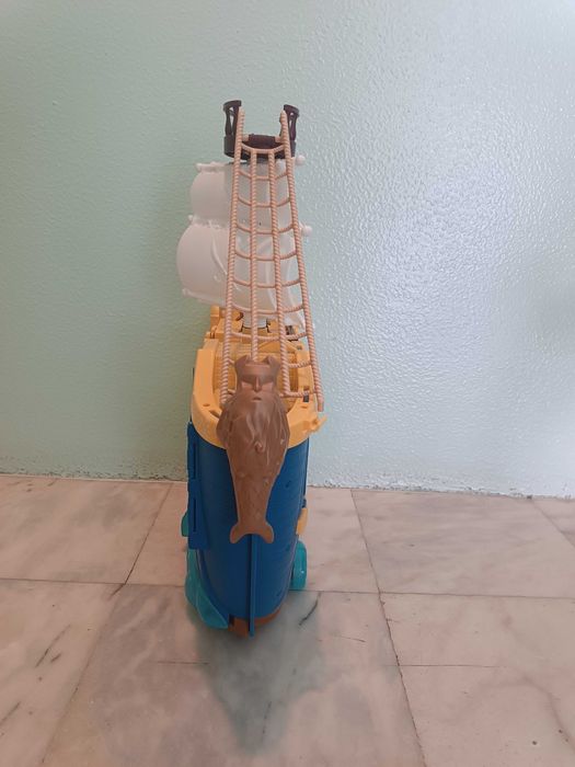 Barco brinquedo usado em bom estado