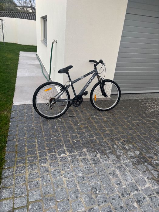 Duas bicicletas usadas