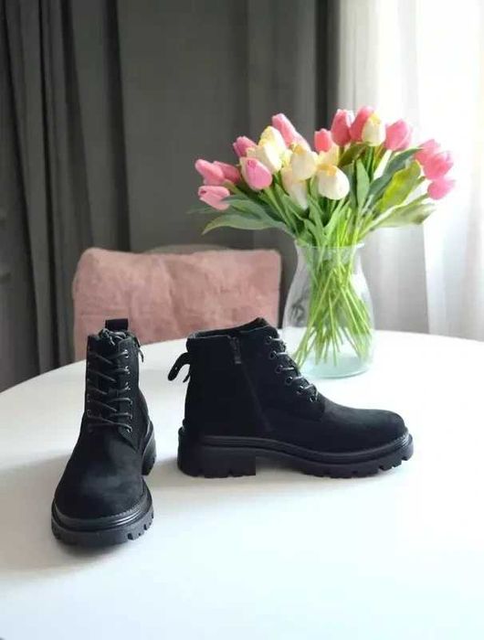 Czarne nowe trapery workery ocieplane wiązane 38