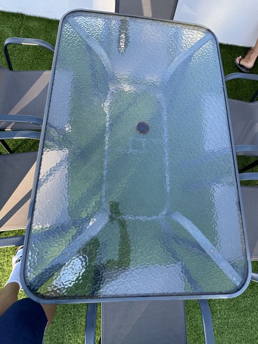 Mesa de vidro com cadeiras