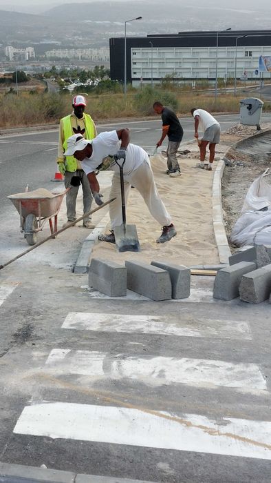 Calçada ,pavê , lancil, grelha, lajeta