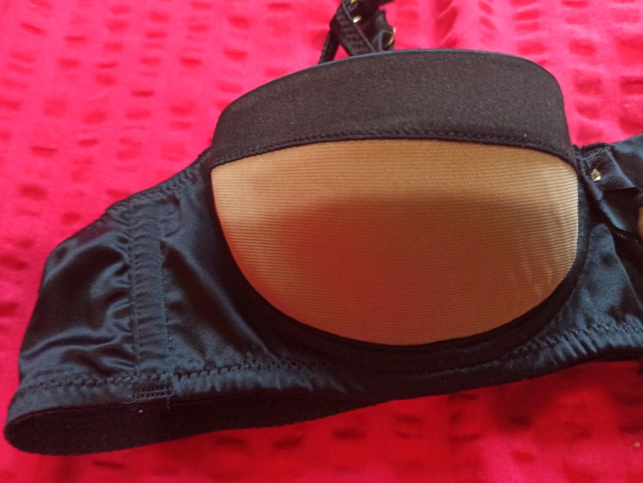 Biustonosz z ozdobnymi paskami