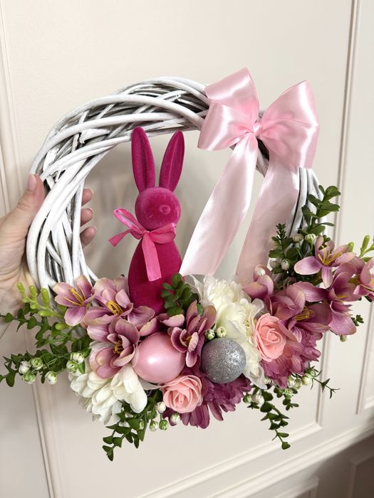 Wianek wielkanocny z kwiatami i królikiem