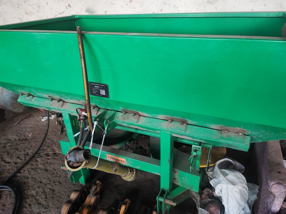 Розкидач добрива МВД 1.2