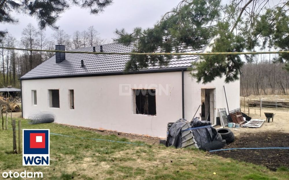 Posiadłość- dom w budowie z linią brzegową jeziora