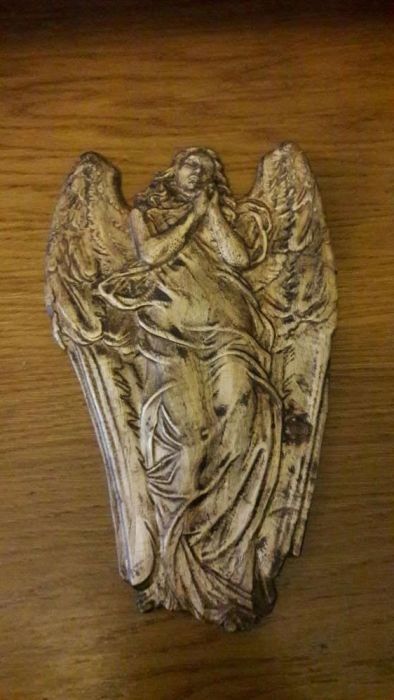 anioł drewniana płaskorzeźba prezent