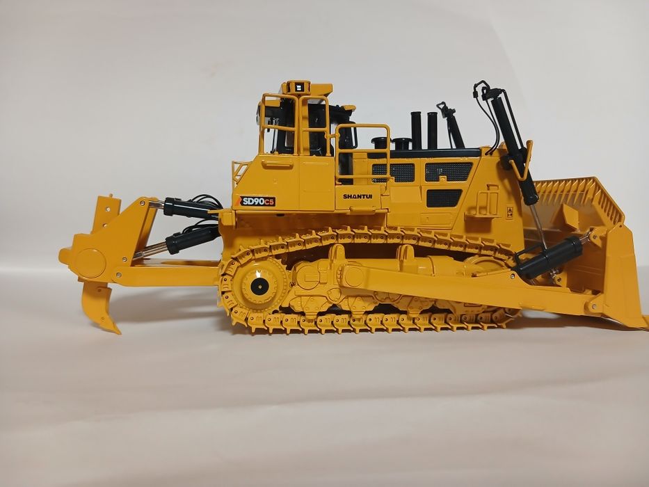 модель бульдозера , масштаб 1/43