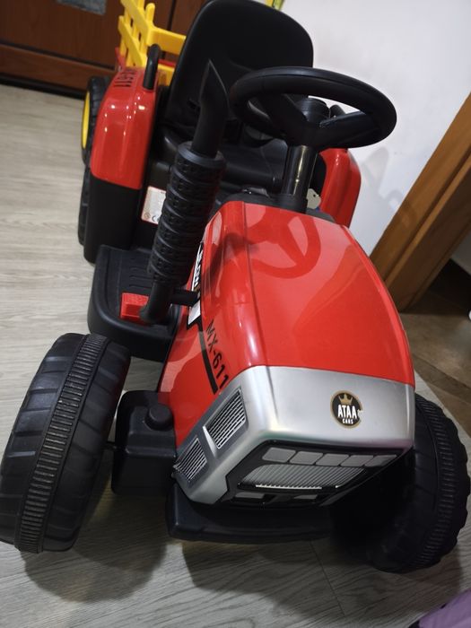 Trator eléctrico com atrelado
