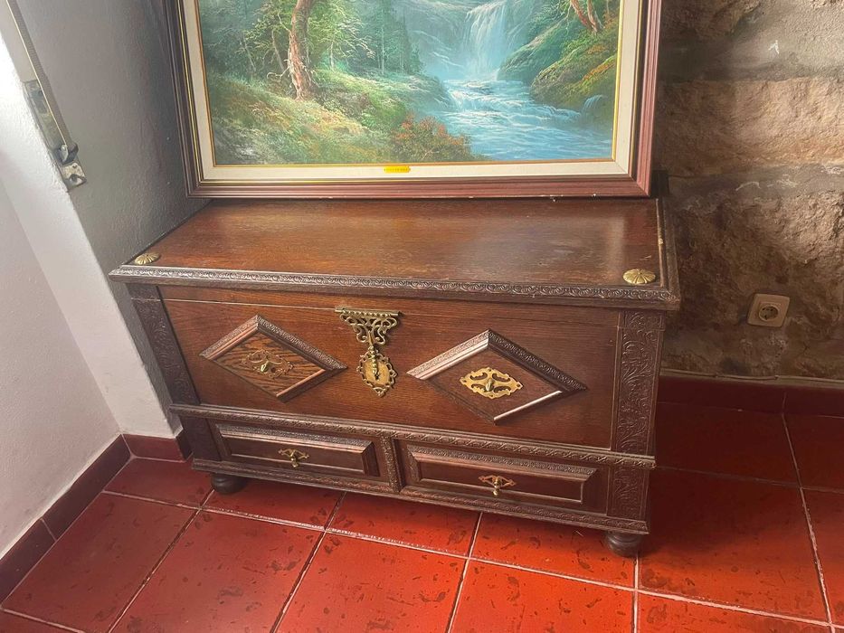 Cómoda clássica com gavetas e baús de madeira maciça