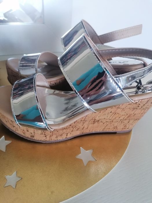 Sandália alta prateada