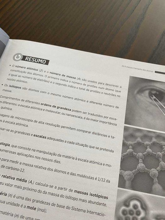 Livro de preparação para o exame Física e Química A 11º - Texto/Leya