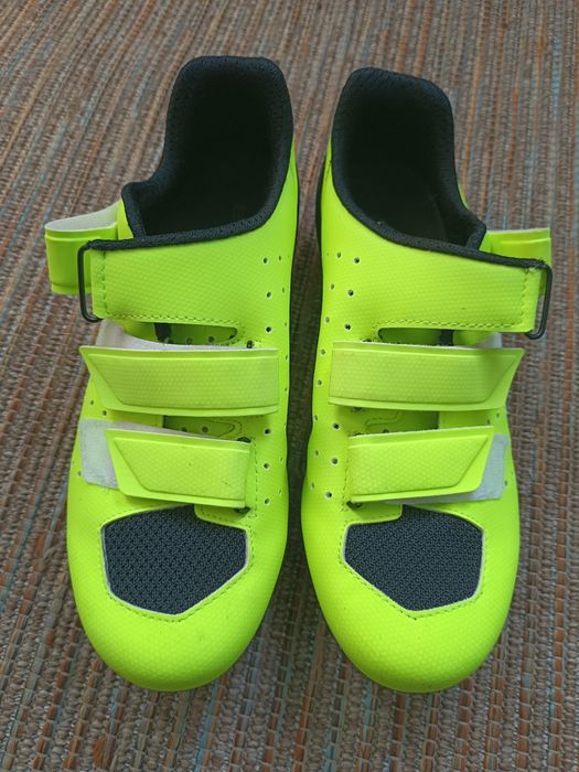 Tênis cycling Decathlon amarelo fluorescente