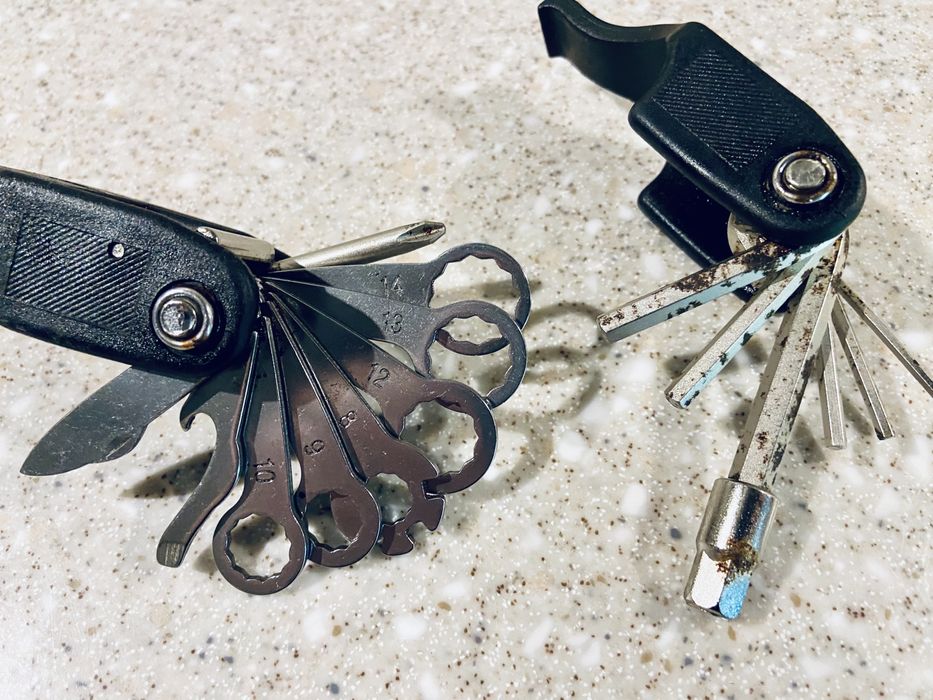 Multitool rowerowy SuperB klucze oczkowe łyżki retro ampul