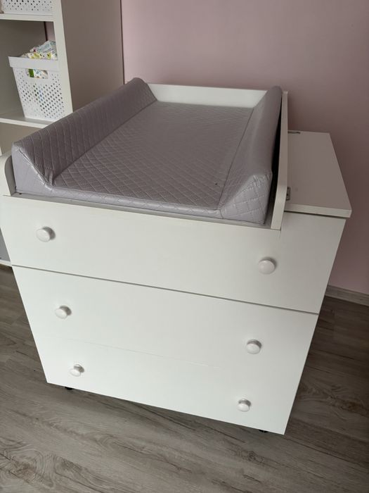 Komoda z przewijakiem dla niemowląt – biała, stan dobry