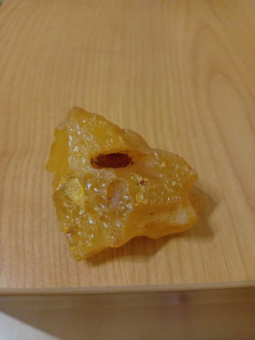 Янтар необроблений