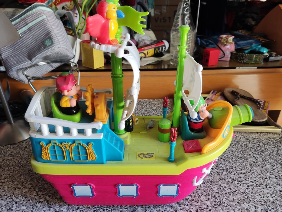 Barco pirata com luzes