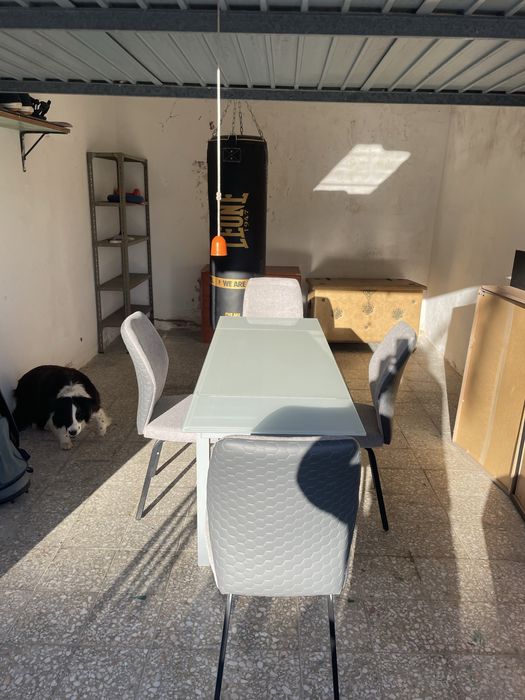 Mesa de vidro temperado + 4 cadeiras – Excelente estado