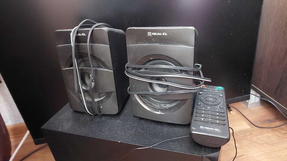 REAL-EL M-390 — це мультимедійна акустична система формату 2.1