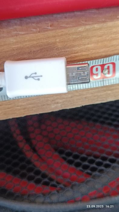 Телефонні зарядні кабелі.