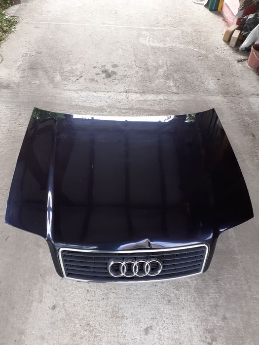 Капот Audi A6 2004 року.