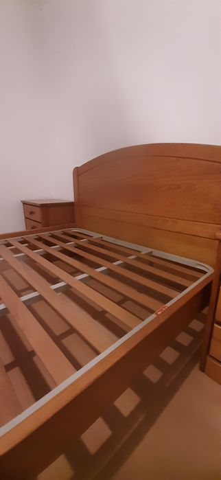 Cama casal 140cmx200 com estrado e duas mesinhas de cabeceira.