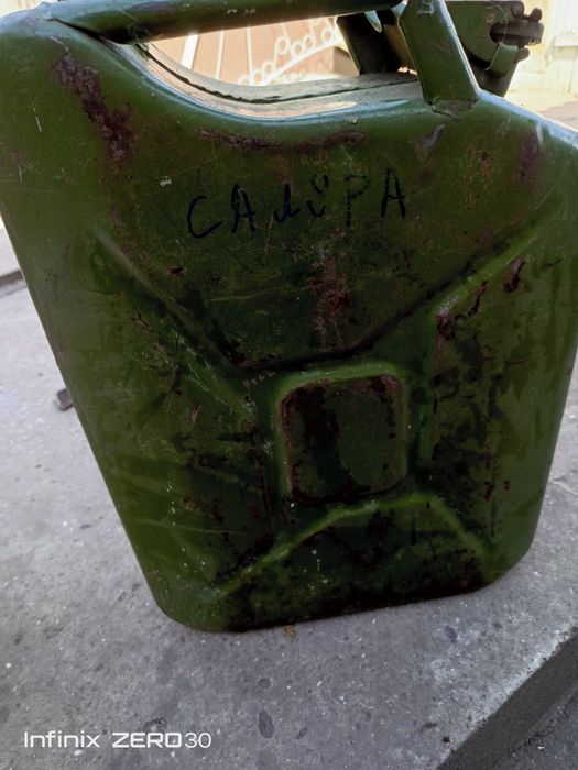 Продам б/у канистру 20 литров из под саляры.