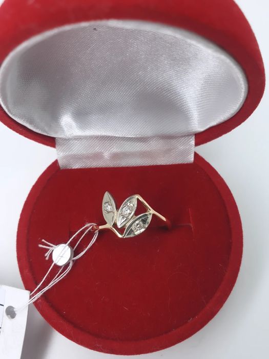 Золота каблучка з діамантами 585проба 2.36 грама