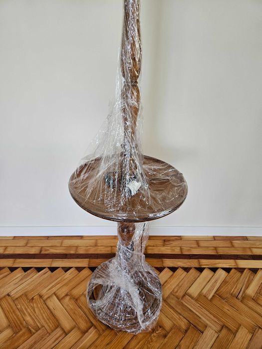 Candeeiro antigo com mesa redonda