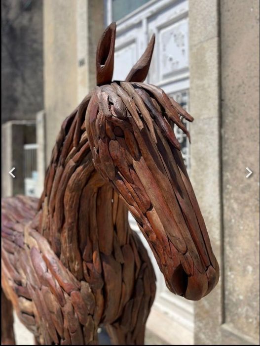 Escultura cavalo em madeira