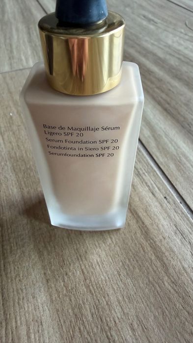 Podkład Estee Lauder Futurist skin tint serum SPF 20