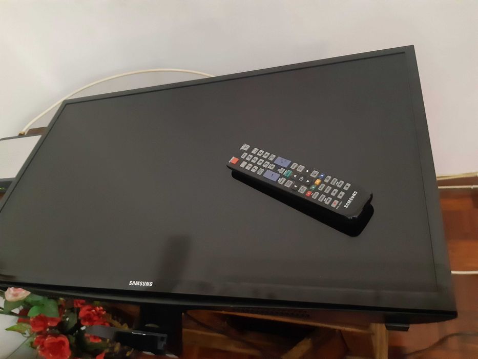 Televisão Samsung, diagonal 80cm, com comando, em bom estado