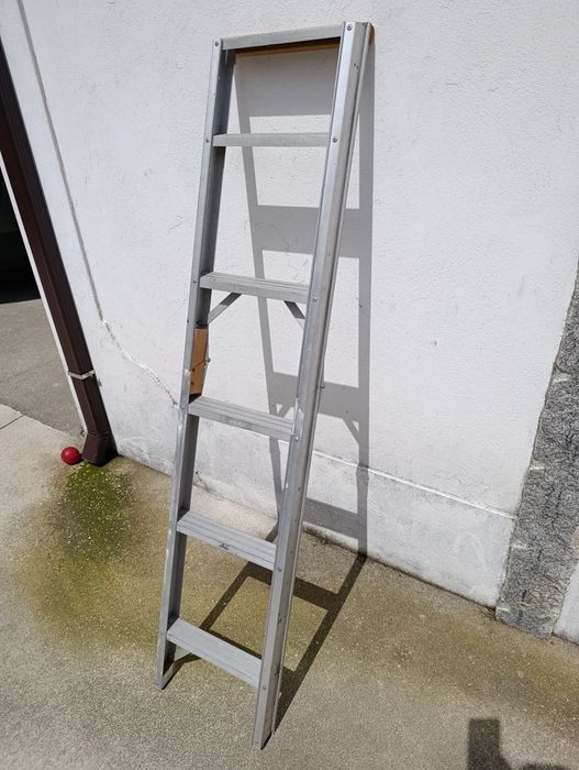 Escada dobrável para autocaravana
Escada dobrável com borracha antider