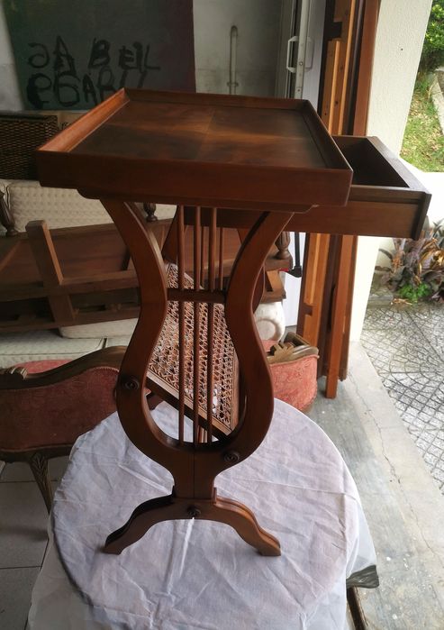Mesa se apoio porta revistas