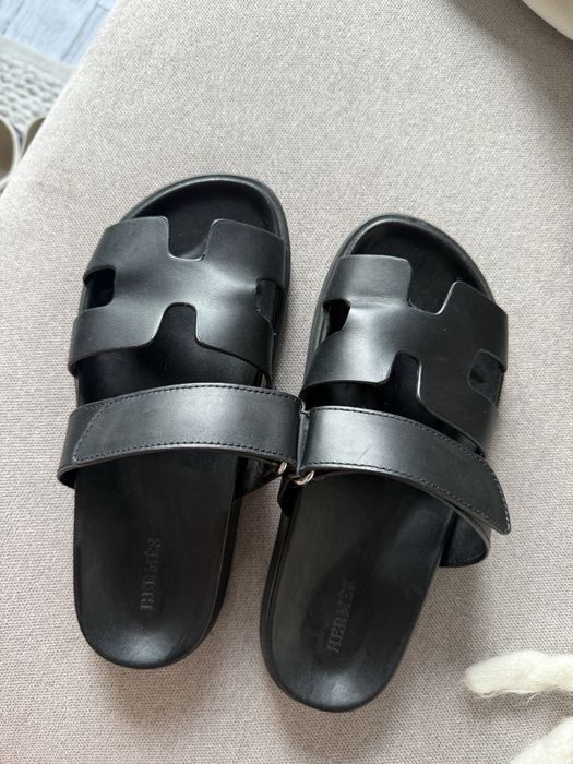 Damskie czarne klapki hermes styl