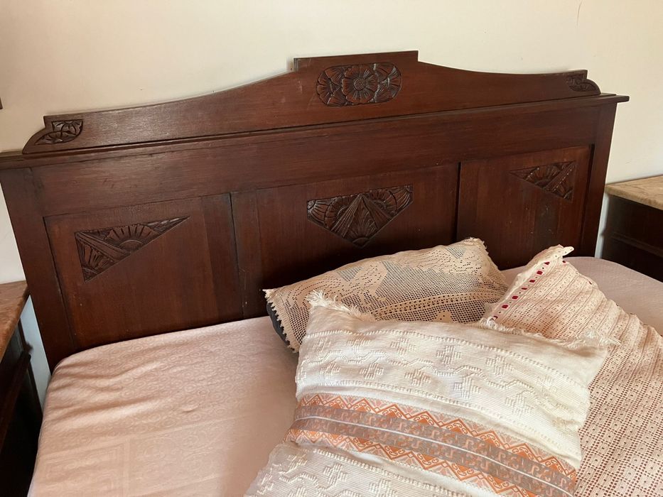 Cama vintage em madeira maciça